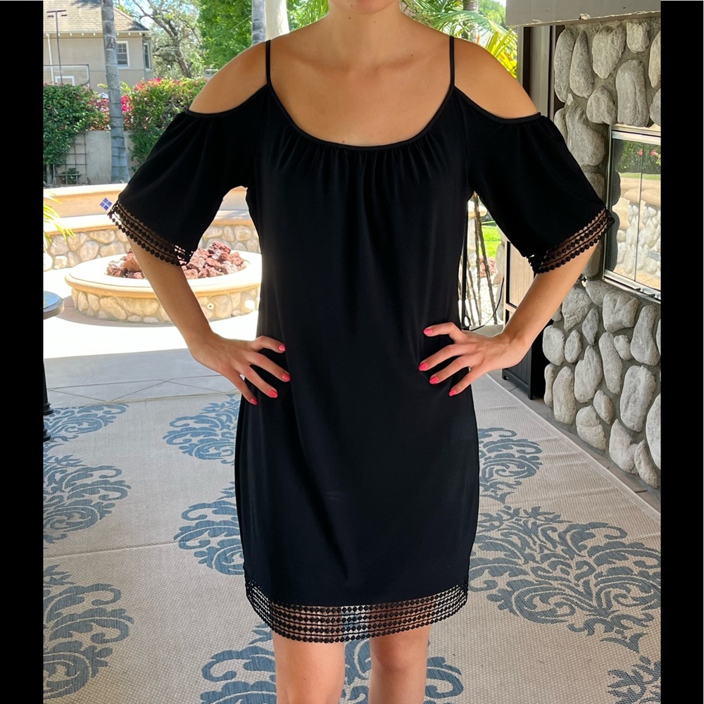 White House black market Black Cold Shoulder Knit Shift Dress Size Small